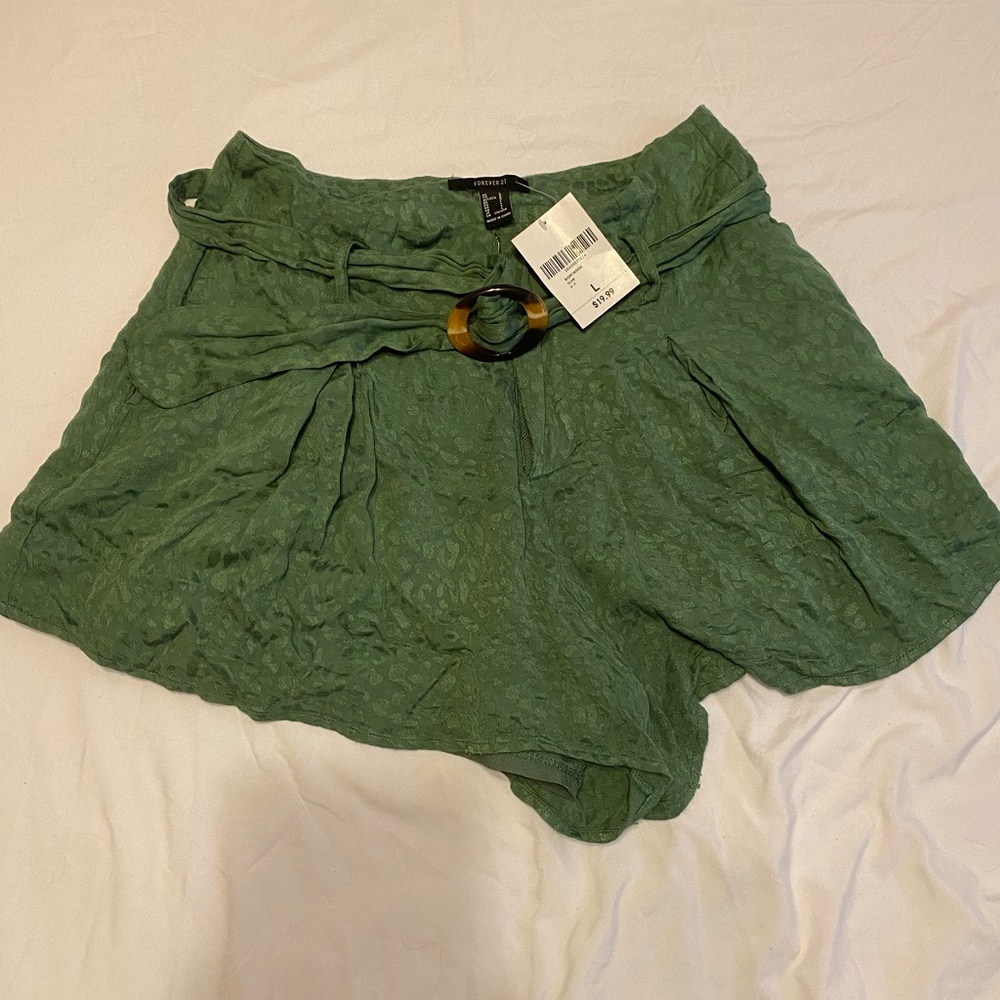 NEW W TAGS green printed flowy shorts with tortoise shell belt